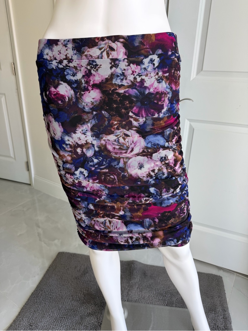 NWOT Cache Floral Ruched Pencil Skirt in Purple Pink